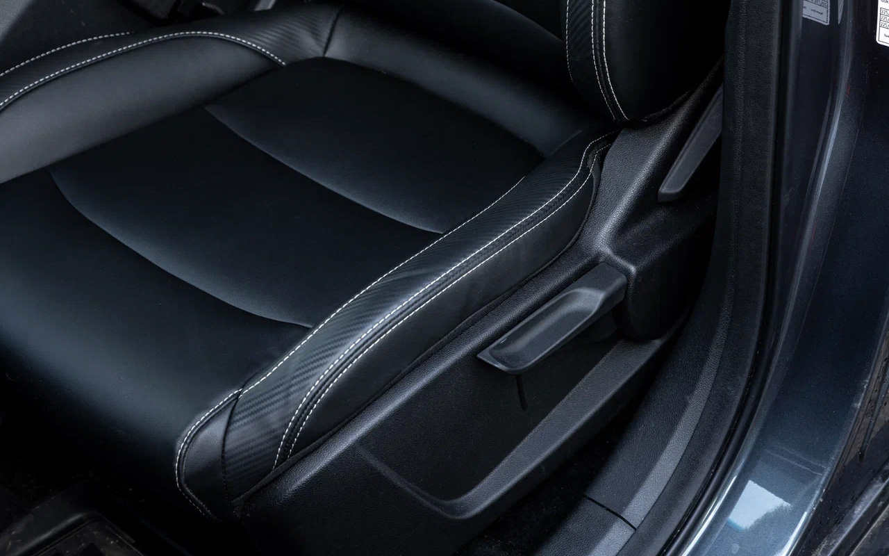 Электрорегулировки водительского кресла в Belgee X70 появляются только в топе. Подстройки поясничного валика нет