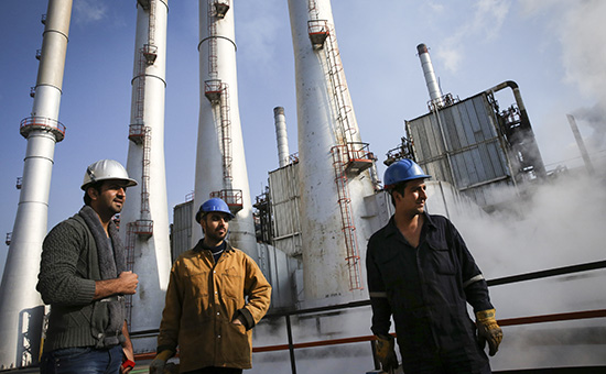 Иранские нефтяники на территории НПЗ