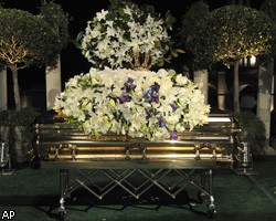 М.Джексон похоронен на кладбище в окрестностях Лос-Анджелеса