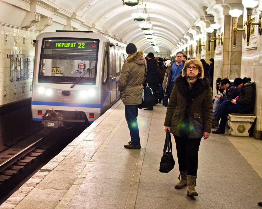 Включи на станции инстасамку. Люди в метро Москвы. Поезд метро. Люди на платформе метро. Люди на станции метро.