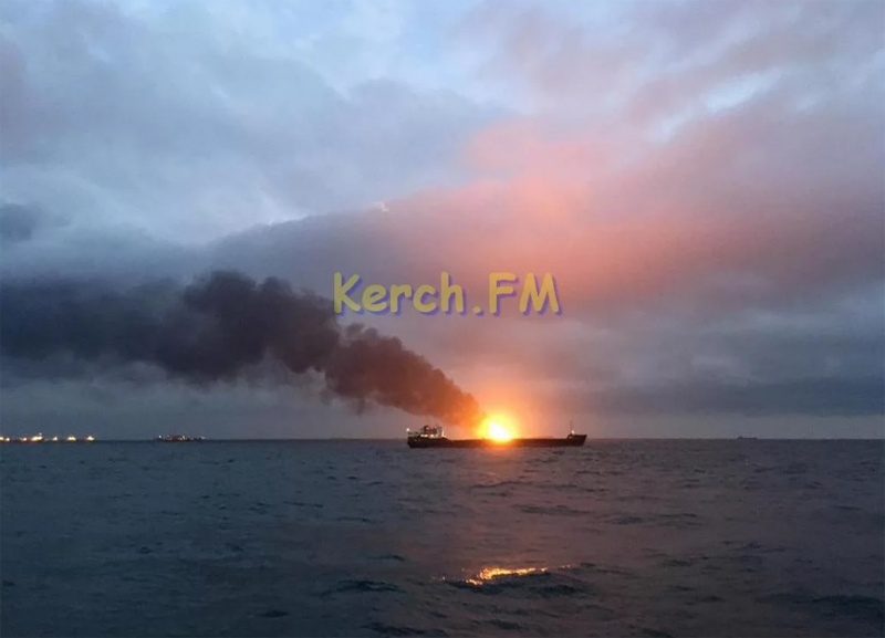 Три человека погибли при пожаре на судах в Керченском проливе
