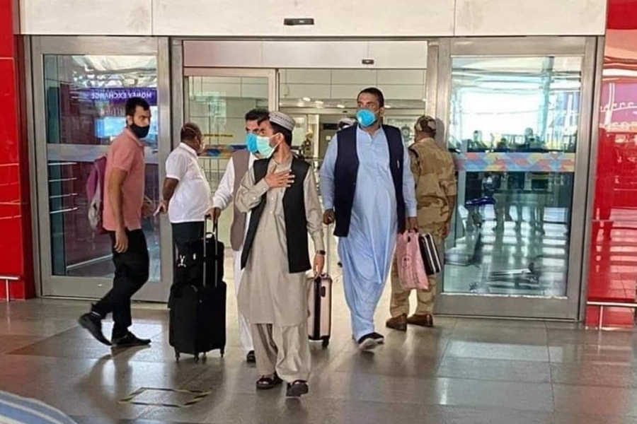 Бывший начальник полиции Кандагара Тадин Хан сбежал в Индию. Его сфотографировали у выхода на посадку в международном аэропорту имени Индиры Ганди в Нью-Дели
