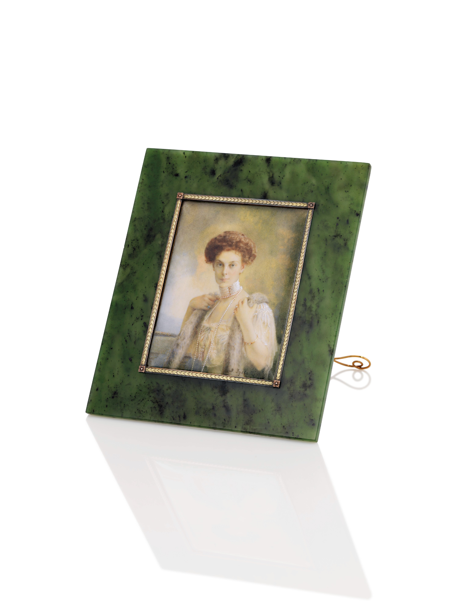 Рамка из золота и нефрита с портретом (&pound;50&ndash;70 тыс.)
