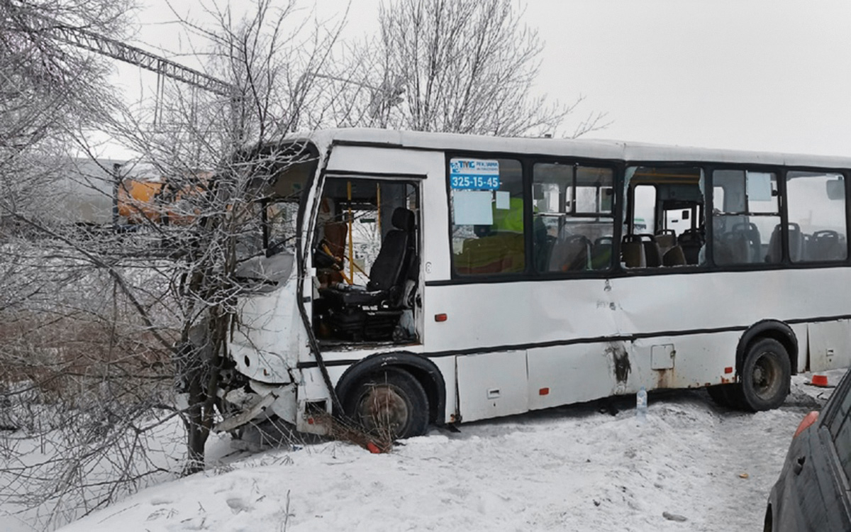В аварии с маршруткой в Петербурге пострадали 15 человек