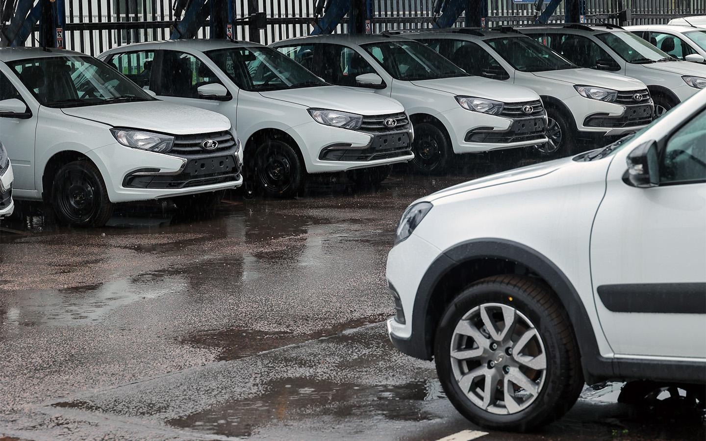 В России продажи новых машин за год выросли на 57,8%
