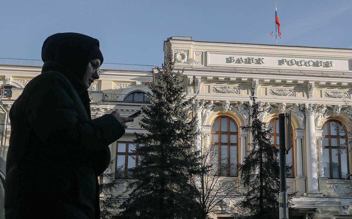 ЦБ на полгода продлил ограничения на перевод средств за границу
