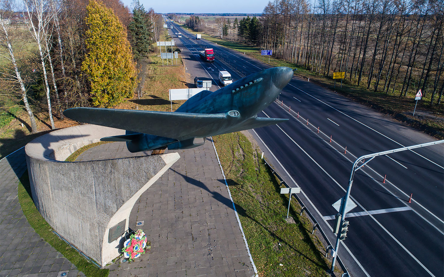 Монумент &laquo;Самолет Як-3&raquo; на 96-м километре трассы М-1 &laquo;Беларусь&raquo; (Минское шоссе)