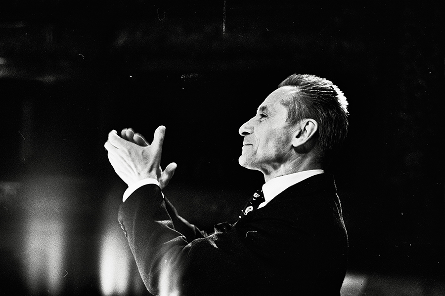 Будущий балетмейстер родился в 1927 году в Ленинграде. Окончил хореографическое училище и выступал в качестве солиста в Ленинградском театре оперы и балета. С 1953 года Григорович занимался постановкой сначала отдельных танцев, а потом полноценных балетов в Мариинке, с 1961 по 1964 год работал там балетмейстером. Первая полноценная постановка Григоровича&nbsp;&mdash; &laquo;Каменный цветок&raquo; на музыку Сергея Прокофьева&nbsp;&mdash; прославила хореографа. После работы в Северной столице Григоровича позвали в Большой театр, где он служил главным балетмейстером более 30 лет.

Среди работ Григоровича &mdash; балет&nbsp;&laquo;Легенда о любви&raquo; на музыку Арифа Меликова, &laquo;Спящая красавица&raquo; и &laquo;Щелкунчик&raquo; Петра Чайковского, &laquo;Спартак&raquo; Арама Хачатуряна, &laquo;Иван Грозный&raquo; Сергея Прокофьева и другие.

Балетмейстер умер 19 мая в возрасте 98 лет.

Читать больше