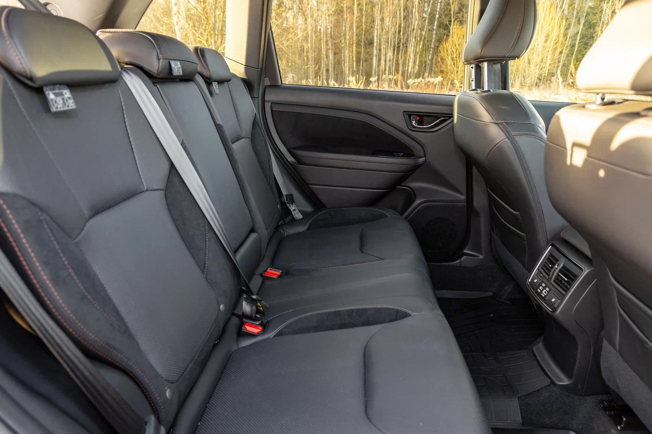 На втором ряду в Subaru Forester просторно по всем направлениям. Наклон спинок можно изменять, потянув за петельки