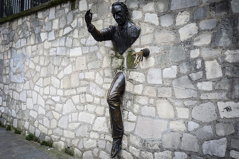 Le Passe-Muraille ("Человек, который мог проходить сквозь стены")Этот арт-объект Жана Маре иллюстрирует роман Марселя Эме, написанный в 1943г. Скульптура расположена на холме Монмартр в Париже (Франция). Объект изображает мужчину - бронзового "великого человека по фамилии Дютийель", главного персонажа Эме, будто бы протискивающегося сквозь каменную кладку. 