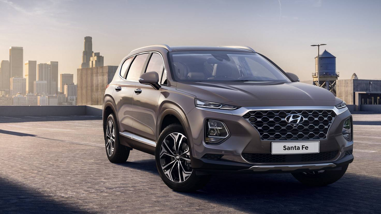 Кроссовер Hyundai Santa Fe удивит необычным &laquo;двухэтажным&raquo; оформлением передней части и стильным интерьером. Машина получит множество электронных помощников и возможность управлять некоторыми функциями со смартфона. Обещают новую систему полного привода и 8-ступенчатый &laquo;автомат&raquo;.
