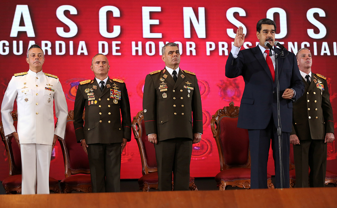 Николас Мадуро (второй справа)