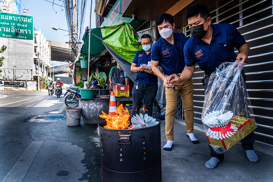 Бангкок. Таиланд. Сожжение фальшивых денег в первый день Нового года. Несмотря на отмену официальных мероприятий из-за коронавируса, жители собрались в китайском квартале Бангкока, чтобы отметить праздник