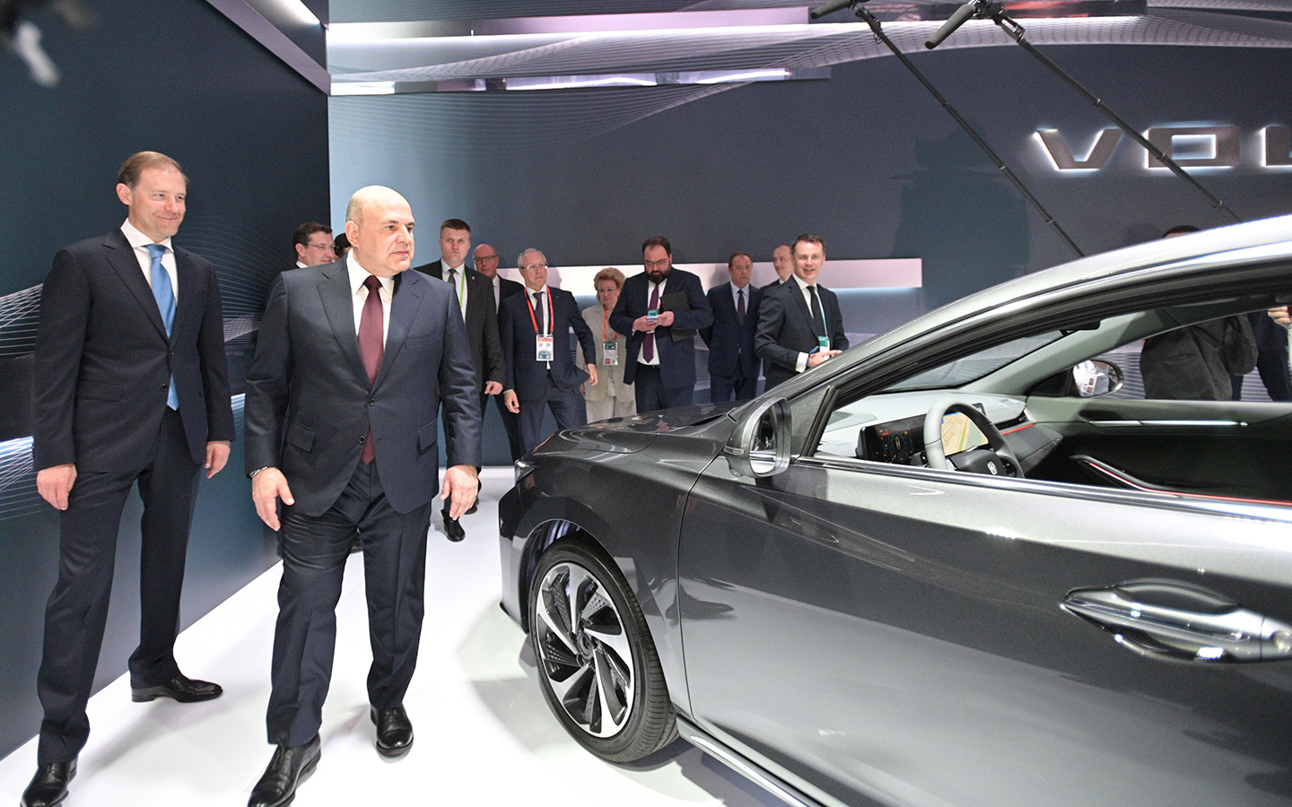 Первый вице-премьер Денис Мантуров и премьер-министр Михаил Мишустин (слева направо) у автомобиля Volga C40