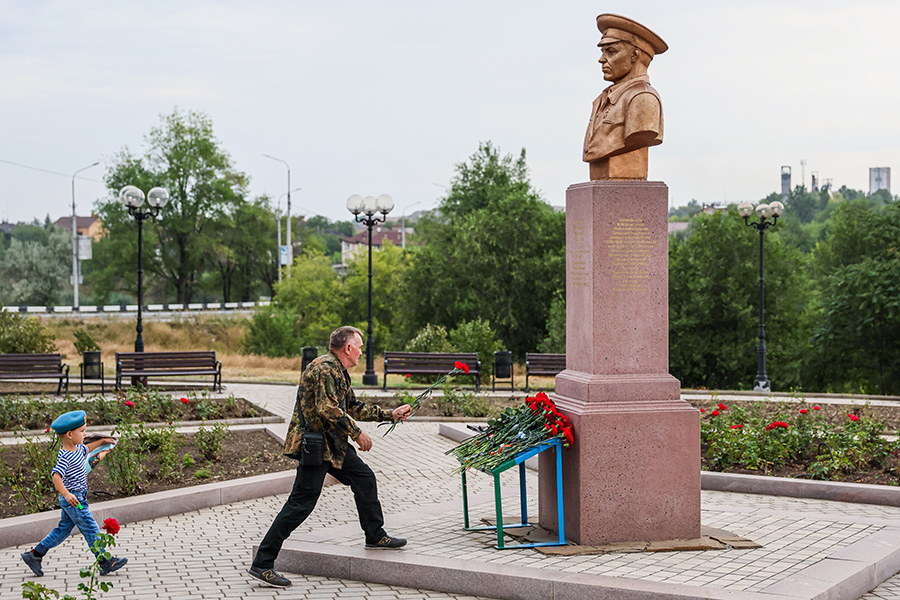 Василий Маргелов, командовавший ВДВ в 1954&ndash;1959 и 1961&ndash;1979 годах, считается родоначальником современных Воздушно-десантных войск. За время его многолетней работы за ним закрепилось неофициальное звание &laquo;десантник №&nbsp;1&raquo;, а аббревиатуру ВДВ в его честь расшифровывают как &laquo;Войска дяди Васи&raquo;.

Памятнику герою Советского Союза Василию Маргелову в&nbsp;Донецке.