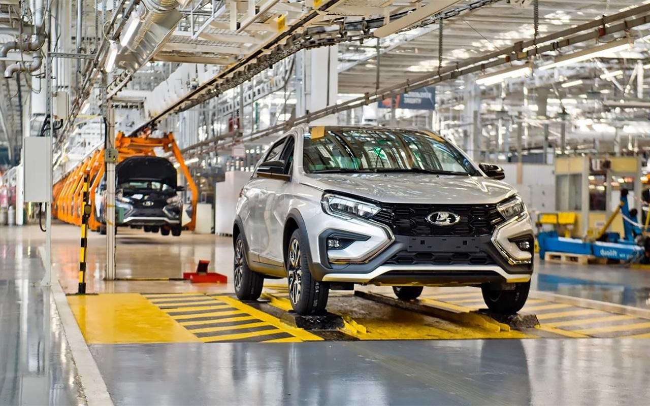 АвтоВАЗ возобновил производство автомобилей после 11-дневной паузы