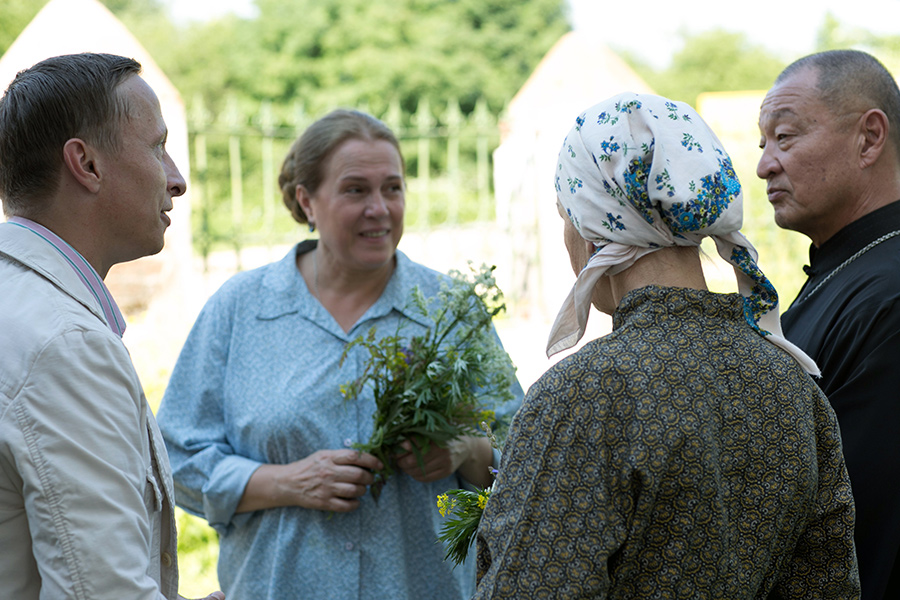 Иван Охлобыстин, Надежда Маркина, Дарья Екамасова и Кэри-Хироюки Тагава во время съемок фильма «Иерей-Сан» 