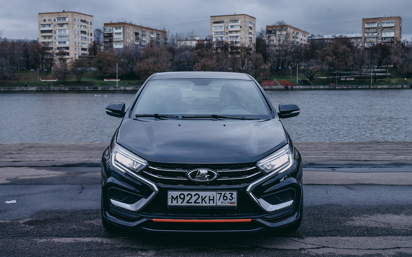 Спереди широкий бампер с узкой красной полосой снизу. Выглядит на твердую пятерку