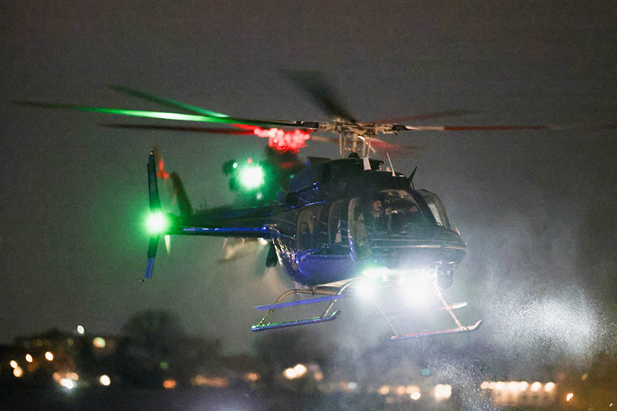 Один из вертолётов, перевозивших Николаса Мадуро и его жену Силию Флорес, прибывает на вертолётную площадку Вестсайд в Нью-Йорк, США