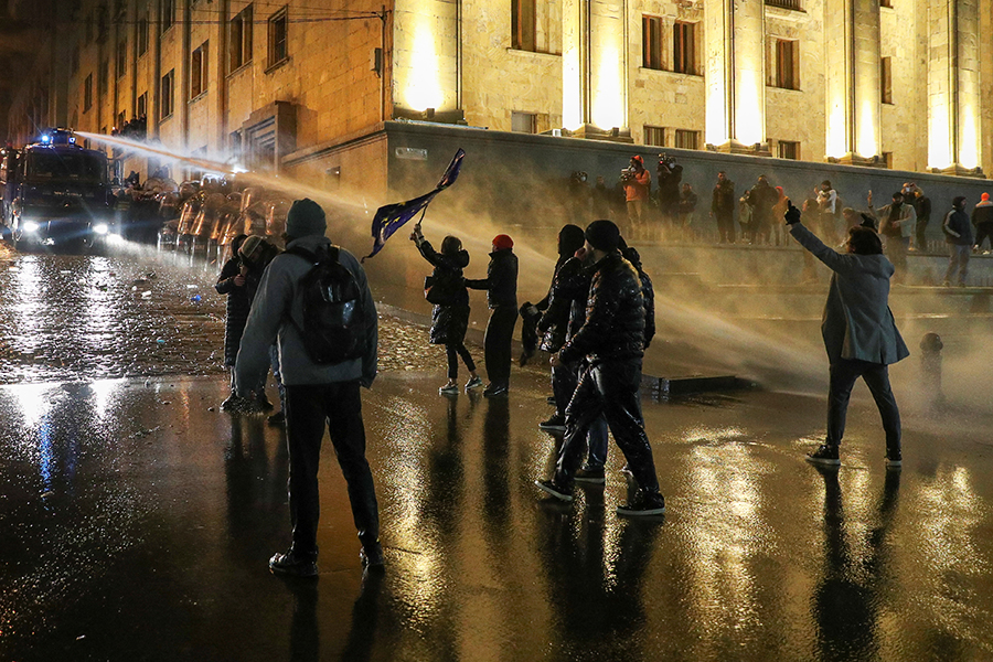 Полиция подвезла к зданию парламента на проспекте Руставели водомет. При&nbsp;разгоне протестующих&nbsp;применяли слезоточивый газ, перцовый спрей и водометы.