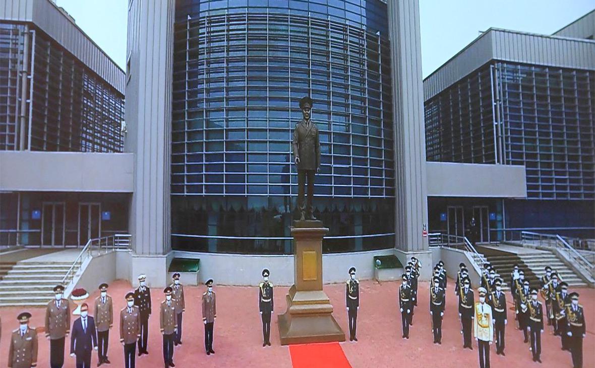 Памятник Нурсултану Назарбаеву на территории Национального университета обороны в Астане