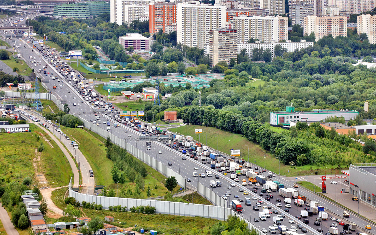 Москва. Автомобильное движение в районе 53 километра московской кольцевой автомобильной дороги (МКАД), июнь 2023 года