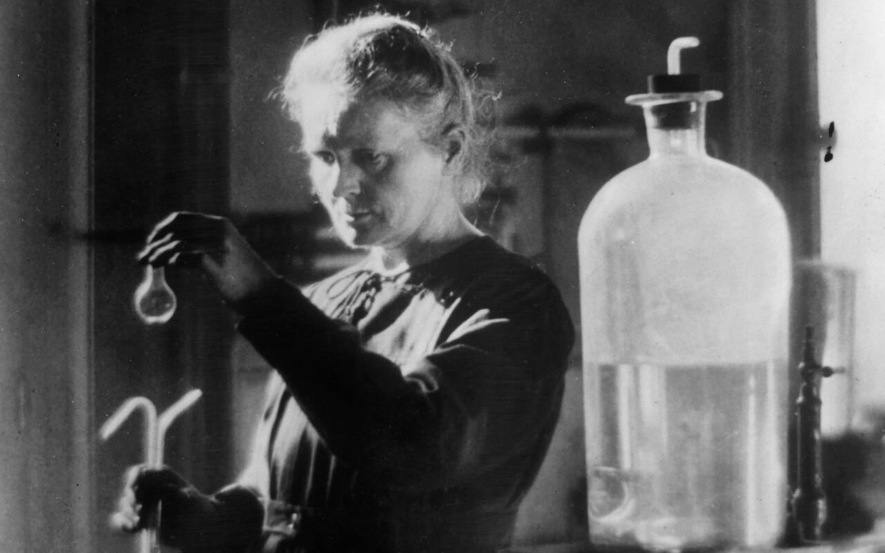 Мария Склодовская-Кюри в своей лаборатории, где изучала радиацию