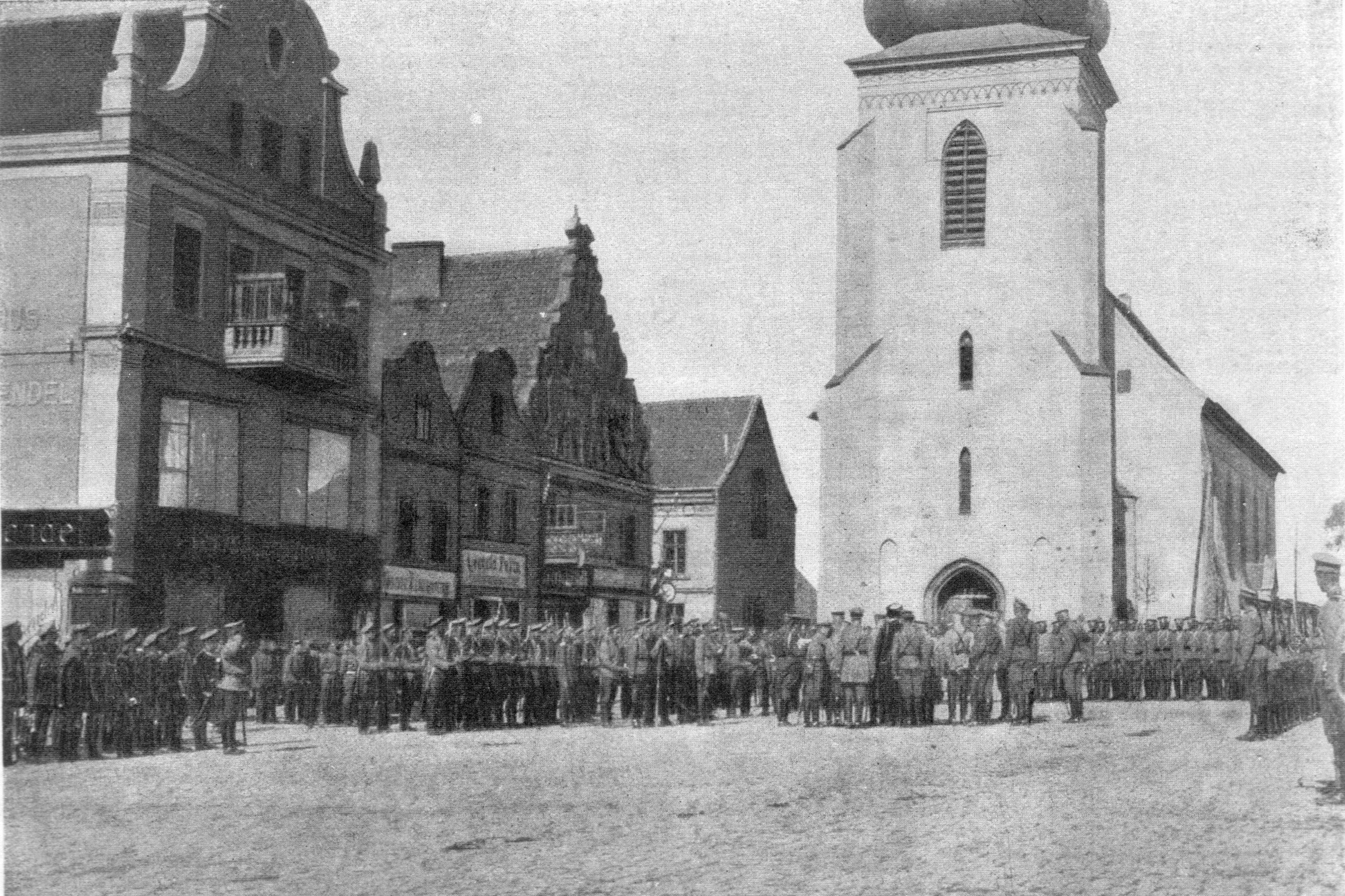 В августе&mdash;сентябре русские войска проводили наступление в Восточной Пруссии. После первоначальных успехов двум армиям удалось продвинуться к Кенигсбергу. Однако ошибки командования привели к немецкому контрудару, поражению в битве при Танненберге и отступлению.

На фотографии: парад Кавалергардского полка и лейб-гвардии Конного полка в Инстербурге (ныне Черняховск Калининградской области), 1914 год