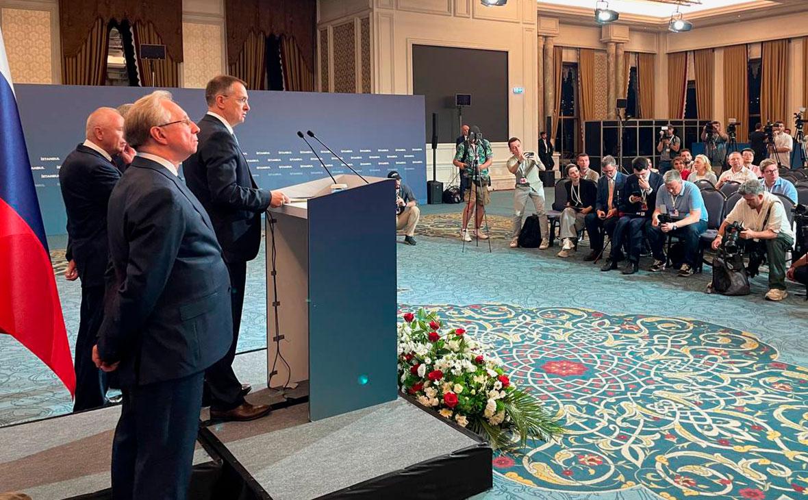 Представители делегации РФ во главе с Владимиром Мединским вышли к СМИ после третьего раунда переговоров с Украиной в Стамбуле, 23 июля 2025 года