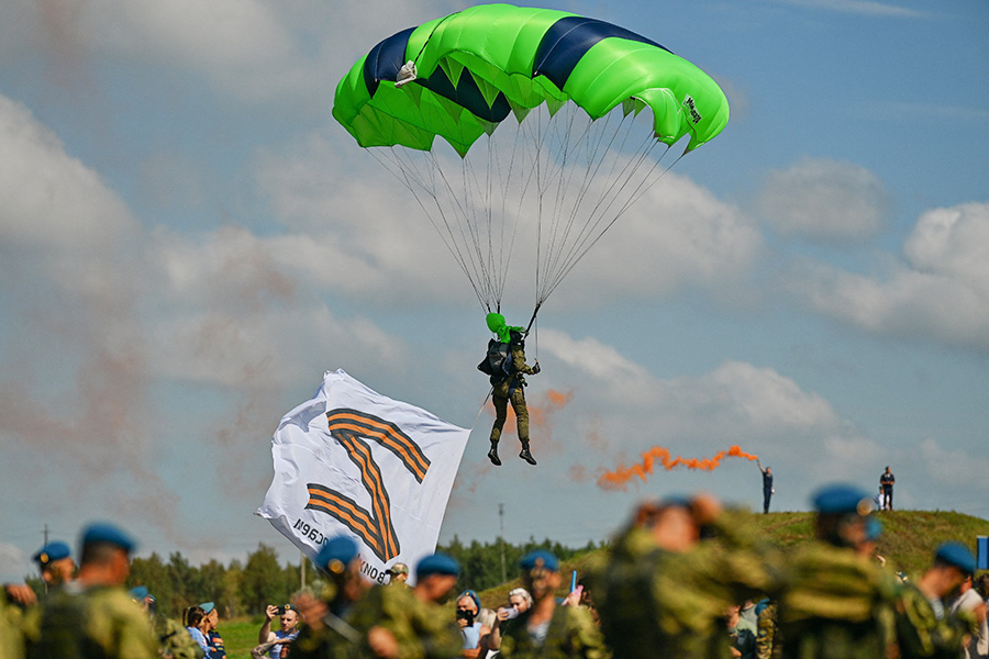 Омск. Военнослужащий на парашюте спускается с флагом с буквой Z.