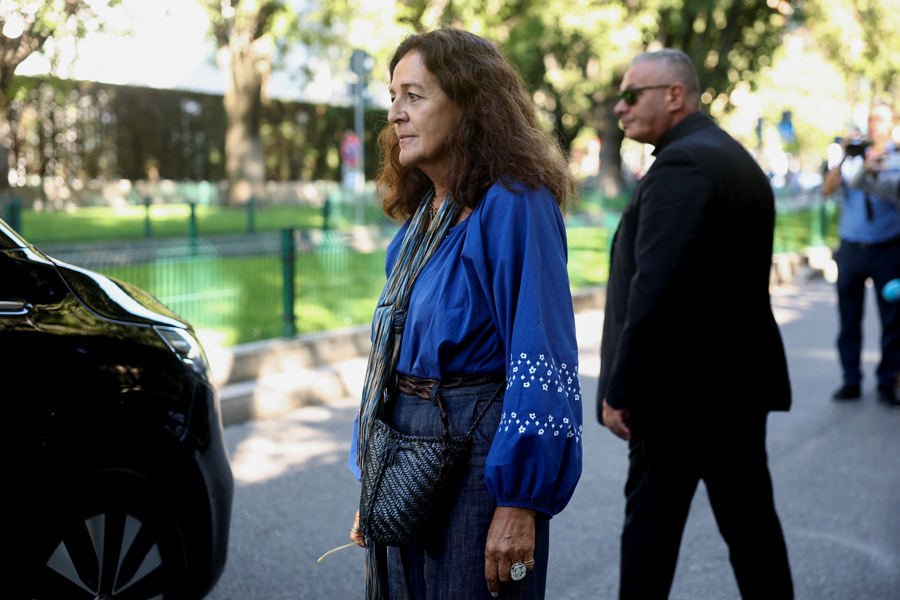 Также на прощании можно было увидеть дочь итальянского дизайнера Розиты Миссони Анджелу.