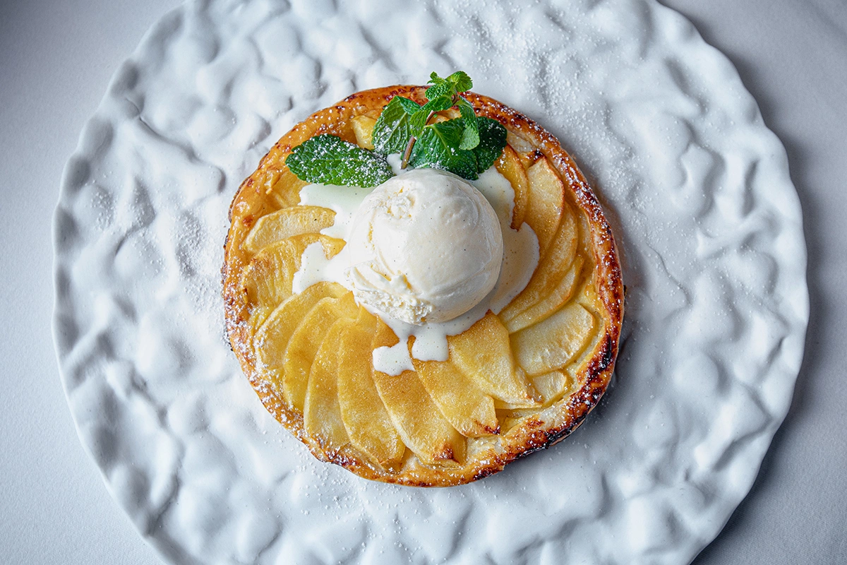 Яблочный пирог с ванильным мороженым