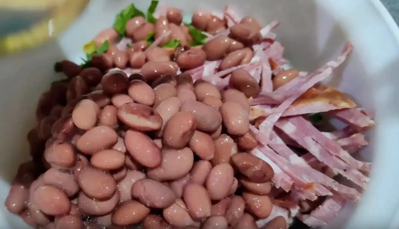 Положите в салат консервированную фасоль