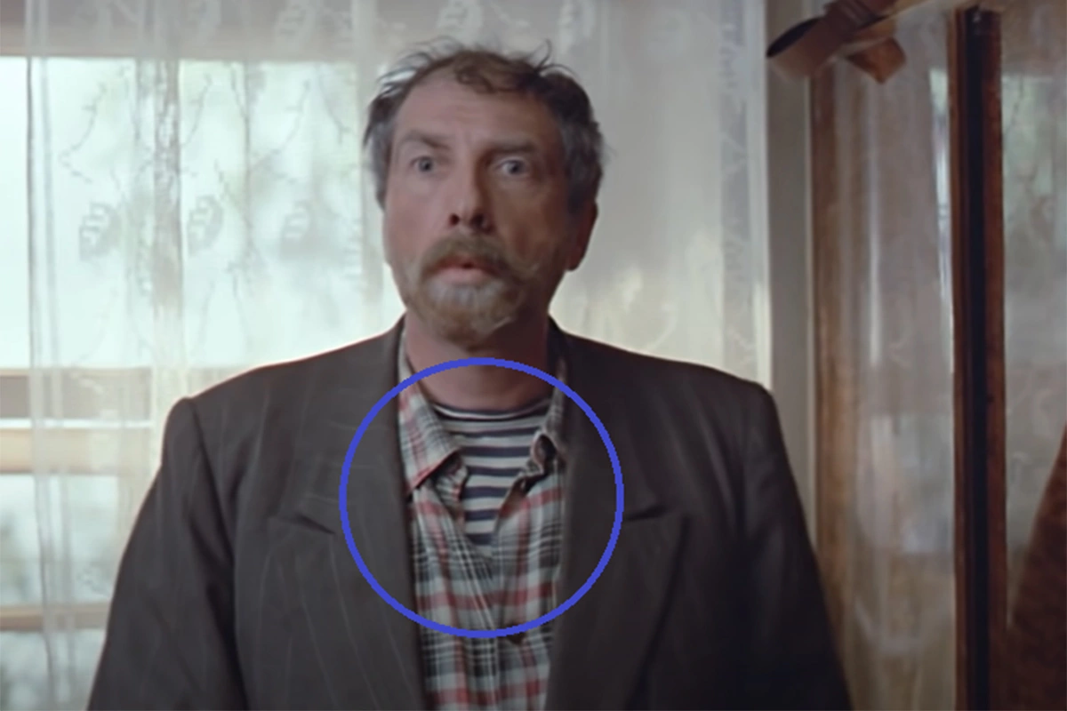 Дядя Митя уже в клетчатой рубашке в той же сцене (кадр из фильма «Любовь и голуби»)