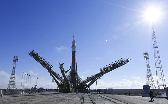 Ракета-носитель «Союз-ФГ» с пилотируемым космическим кораблем «Союз ТМА-16М» во время установки на стартовый комплекс космодрома «Байконур»