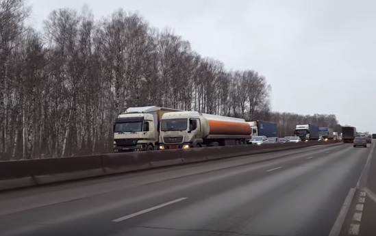 Два&nbsp;большегруза затормозили&nbsp;транспортный поток на Московском шоссе