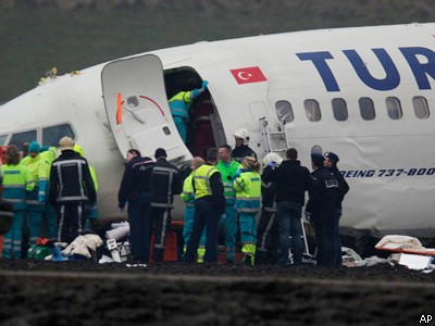 Авиакатастрофа в Амстердаме: самолет развалился на три части