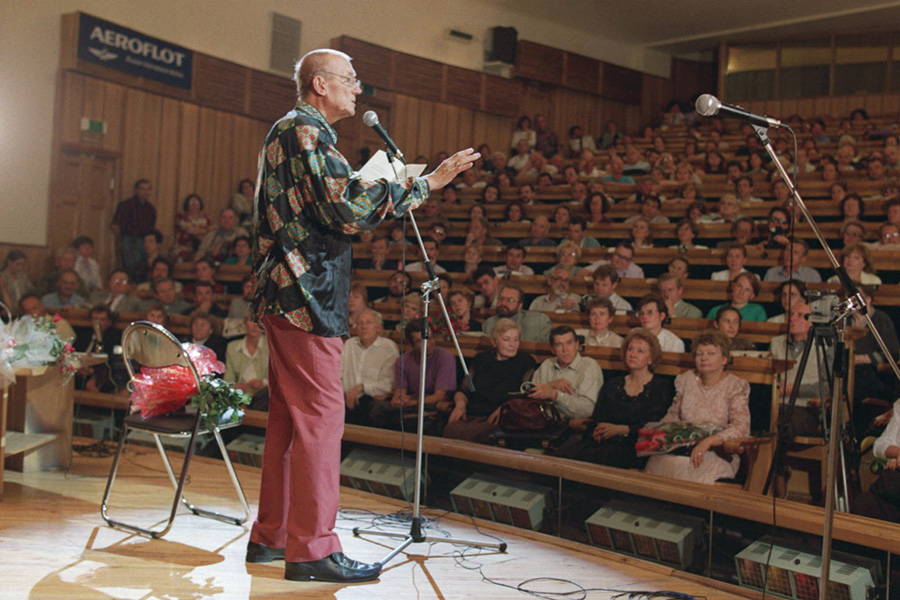 Евгений&nbsp;Евтушенко выступает в&nbsp;Политехническом музее в 1996 году


