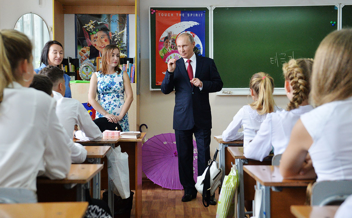Владимир Путин во время встречи с учениками гимназии №2 во Владивостоке. 2016 год