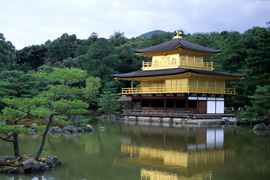 Уже к 1955 году Кинкаку-дзи был полностью восстановлен силами японского правительства и местных предпринимателей. Это стало возможным благодаря точным чертежам, которые сохранились с последней реставрации храма, проведенной в XIX веке
&nbsp;
