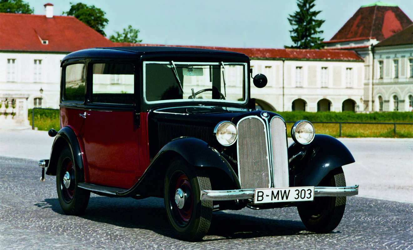 Фирменные &laquo;ноздри&raquo; впервые появились у BMW в 1933 году на модели 303&nbsp;&mdash; они красиво обрамляли радиатор и имели V-образную&nbsp;форму. Правда, оформлены были они на манер всех автомобилей того периода: высокие, вытянутые и с длинными вертикальными ламелями ребер охлаждения. Но именно с тех пор &laquo;ноздри&raquo; стали фирменной чертой баварских машин.
