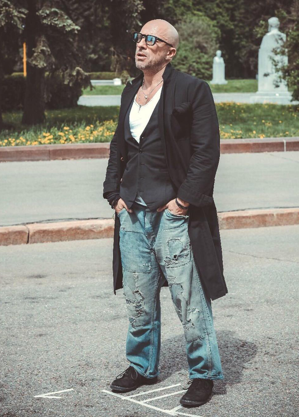 Дмитрий Нагиев в удлиненном пиджаке, жилете и рваных джинсах