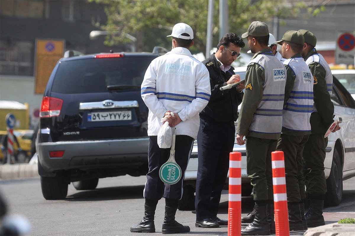 <p>Полицейский патруль на одной из улиц Тегерана наблюдает за соблюдением религиозного дресс-кода</p>