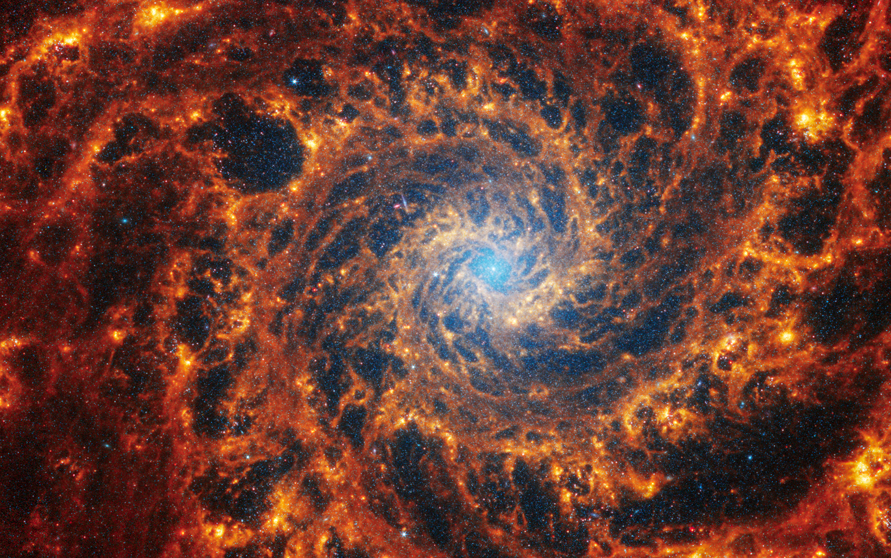 Спиральная галактика NGC 628 в созвездии Рыбы. В галактике, которую также иногда называют M-74,&nbsp;находится приблизительно 100 млрд звезд различной величины. Множество точек синего цвета в центре галактики&nbsp;&mdash; это скопление старых звезд. Галактика расположена на расстоянии 32 млн световых лет от Солнца. Световой год&nbsp;&mdash; это расстояние, которое проходит луч света за один земной год, что составляет примерно 9,7 трлн км