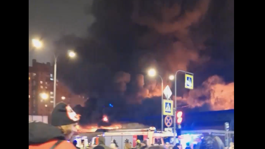 В Петербурге загорелся Правобережный рынок. Видео