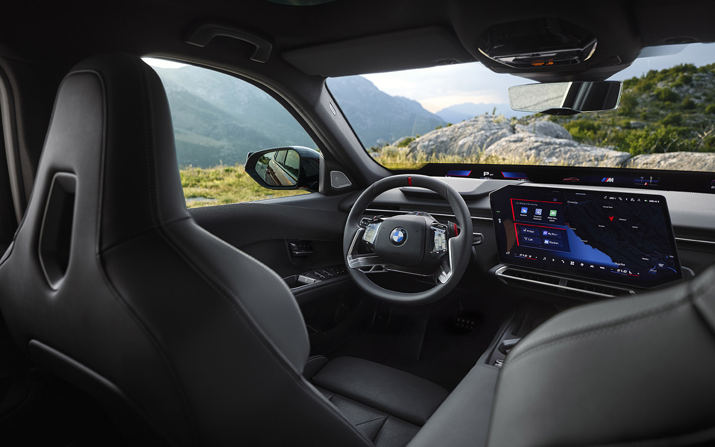 В салоне BMW 3 Series множество революционных решений. Чего только стоит огромный дисплей, во всю ширину панели, которого ранее у модели не было