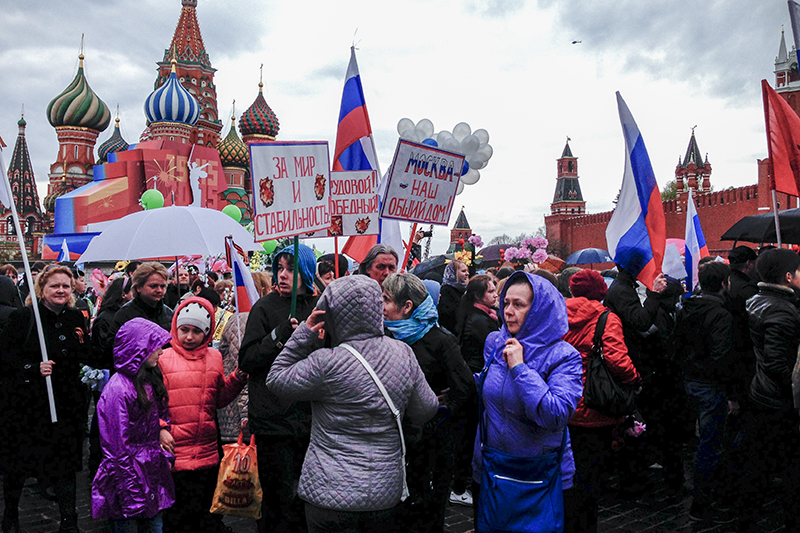 Участники шествия профсоюзов, посвященного Дню международной солидарности трудящихся, на Красной площади в Москве