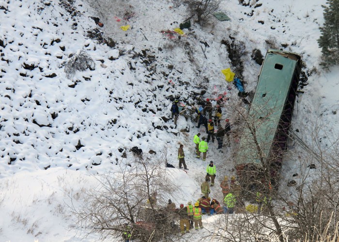 В Орегоне автобус сорвался в ущелье: погибли 9 человек. ФОТО