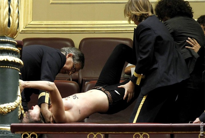 Активистки FEMEN обнажились в испанском парламенте