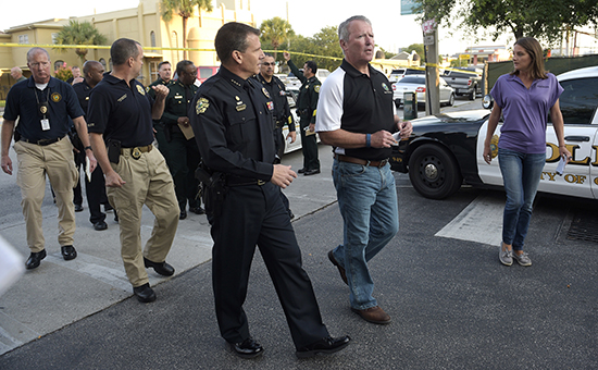 Мэр Орландо Бадди Дайер (второй справа) и&nbsp;глава местной полиции на&nbsp;пресс-конференции по&nbsp;факту трагедии в&nbsp;ночном клубе Pulse
